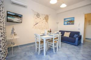 - un salon avec une table et un canapé dans l'établissement Villa Sea Sky - Sicily In, à Pozzallo