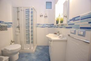 ein Bad mit einem WC, einem Waschbecken und einer Dusche in der Unterkunft Villa Sea Sky - Sicily In in Pozzallo