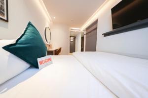Postel nebo postele na pokoji v ubytování Marlin Hotel Stephens Green
