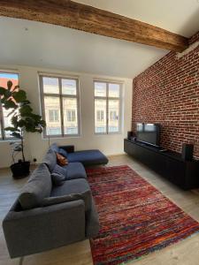 Posezení v ubytování Burgstraat 17 Apartment in Exclusive Patrician House in Medieval Ghent