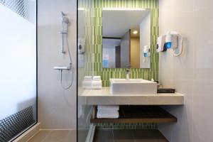 Holiday Inn Express Bangkok Sukhumvit 11 An Ihg Hotel Sha Extra Plus Bangkok Updated 21 Prices