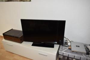 TV a/nebo společenská místnost v ubytování COMERCIAL LEPANTO - FINCAS ARENA