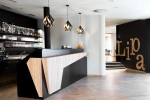 Lounge nebo bar v ubytování Lipa, Hotel & Bistro