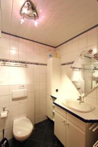 ヘルヌムにあるMuellerのバスルーム(トイレ、洗面台付)