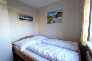 ヘルヌムにあるMuellerの枕2つが備わるドミトリールームのベッド1台分です。