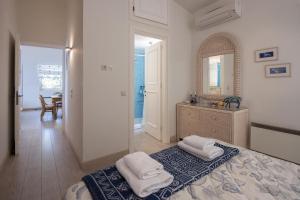 une chambre avec un lit, un lavabo et un miroir dans l'établissement Lavender House (Glyfada beach), à Glyfada 26 autres photos