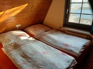Posteľ alebo postele v izbe v ubytovaní Ferienhaus Kerstin