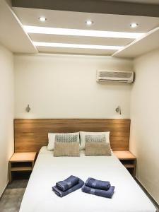 1 dormitorio con 1 cama con 2 toallas en Omiros en Faliraki