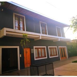 une maison avec un balcon sur le côté de celle-ci dans l'établissement Departamentos Pequeña Ramona, à San Rafael