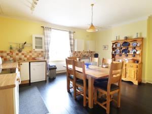 韋爾斯的住宿－Glebe House，一间厨房,里面配有桌椅