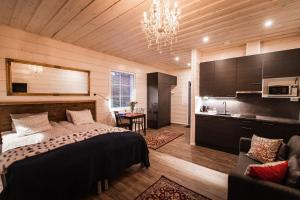 sypialnia z dużym łóżkiem i kuchnią w obiekcie Villa Happy Fox w mieście Rovaniemi