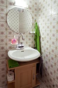 a bathroom with a sink and a mirror at Monteurzimmer Linde in Limbach +32 photos