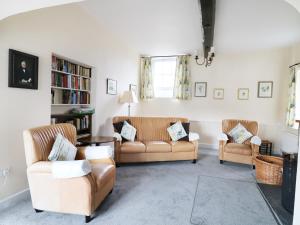 韋爾斯的住宿－Glebe House，客厅配有两张沙发和一张桌子