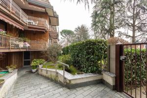 un patio de un edificio con una valla y plantas en Cà Amisa en Trezzano sul Naviglio