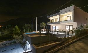 Bazén v ubytování Villa Kuk with heated Pool Makarska nebo v jeho okolí