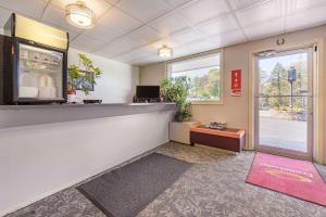 Predvorje ili recepcija u objektu Econo Lodge Bellefonte I-99