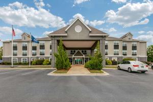 a hotel with a car parked in front of it at Clarion Pointe Columbus-Bradley Park in Columbus