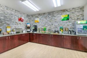 Kuchyň nebo kuchyňský kout v ubytování Quality Inn Monteagle