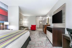 Llit o llits en una habitació de Clarion Pointe Columbus-Bradley Park