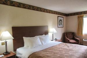 Llit o llits en una habitació de Quality Inn