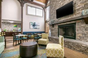 A television and/or entertainment centre at Quality Inn Monteagle TN