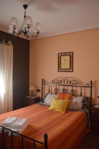 een slaapkamer met een groot bed met oranje lakens bij Casa da Torre, O Rosal in Rosal