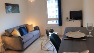 een woonkamer met een blauwe bank en een tafel bij "Monplaisir", beau studio neuf, classement 2 étoiles in Lyon