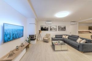 TV a/nebo společenská místnost v ubytování Villa Kuk with heated Pool Makarska