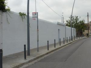 バルセロナにあるCasa Vilaró Park Guellの白壁横の道標