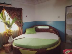 En eller flere senge i et værelse på Elizz guest house