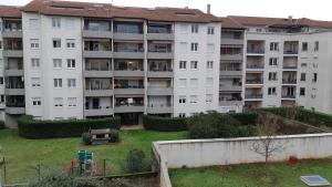 een appartementencomplex met een tuin ervoor bij "Monplaisir", beau studio neuf, classement 2 étoiles in Lyon