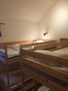 Rúm í herbergi á Bränntorps Gård