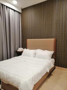 Un pat sau paturi într-o cameră la Timurbay Seafront Residence Apartment 2 Room with garden view by imbnb