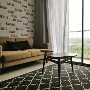 Ruang duduk di Timurbay Seafront Residence Apartment 2 Room with garden view by imbnb