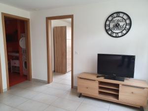 Telewizja i/lub zestaw kina domowego w obiekcie Gîte La Broye