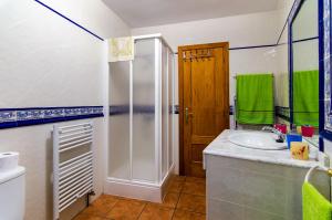 A bathroom at Casa Rural Las 6 Hermanas Még 34 kép