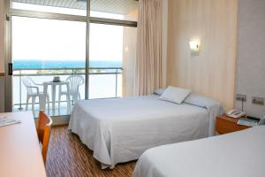 Posteľ alebo postele v izbe v ubytovaní RVHotels Ametlla Mar