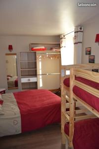 Двухъярусная кровать или двухъярусные кровати в номере L étoile du verger