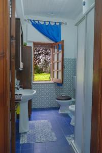 baño con 2 lavabos, aseo y ventana en Il Fenicottero Guest House en Campofelice di Roccella