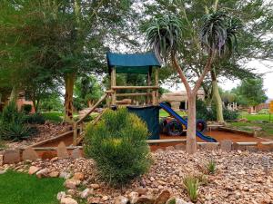 un parque infantil con equipo de juegos en Windhoek Country Club Resort en Windhoek