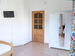 ザコパネにあるWilla Ślimakówkaの木製のドアとウッドフロアの客室です。
