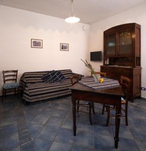 ラ・モッラにあるCasa Del Pozzoのリビングルーム(テーブル、ベッド、ピアノ付)