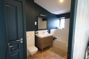 ein Badezimmer mit Waschbecken, Toilette und Badewanne in der Unterkunft Le Nichoir in Les Essarts + 30 Fotos