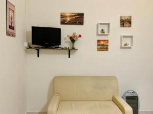 Televízia a/alebo spoločenská miestnosť v ubytovaní MONFENERA APARTMENT 3 + 2 fotografie