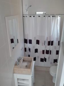 baño con lavabo y cortina de ducha en Excelente Departamento Guemes en Mar del Plata