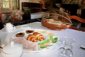 un plato de pan y bollería en una mesa en Casa de Sta Comba en Barcelos