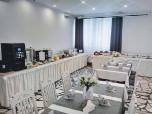 Restaurace v ubytování Hotel Miłosz Restauracja, Basen dla dzieci, Sala Zabaw, Siłownia
