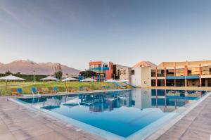 ein Pool in einem Hotel mit Bergen im Hintergrund in der Unterkunft DM Hoteles Arequipa in Arequipa