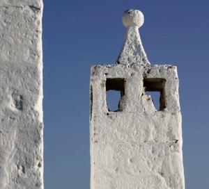 uma torre branca com uma cruz em cima em Masseria Salentina Costarella em Borgagne