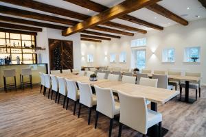 Zum Mühlenteich في Bassum: غرفة طعام كبيرة مع طاولة وكراسي طويلة